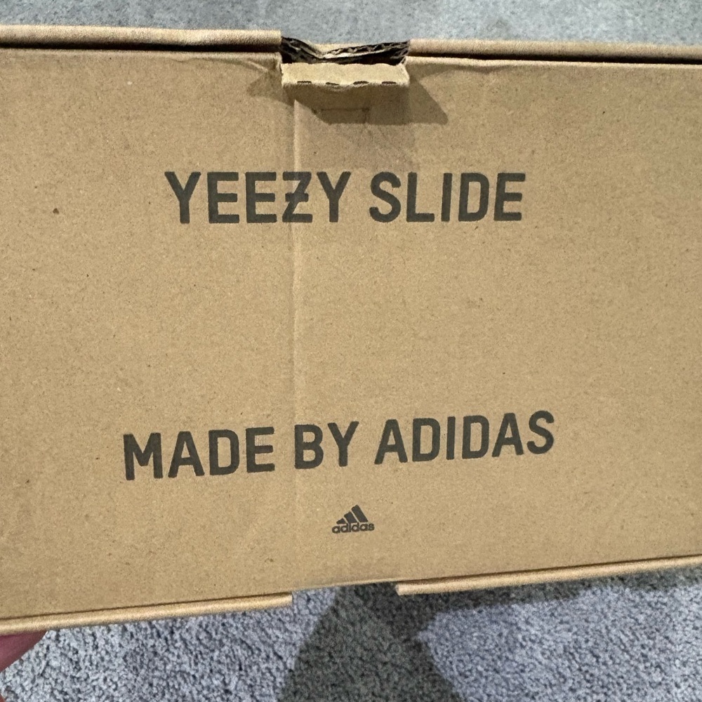 Yeezy Slide Box in Bone